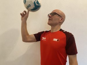 Lennart Schik, stellvertrender Abteilungsleiter Fußball beim Berliner TSC, balanciert einen Fußball auf dem Zeigefinger