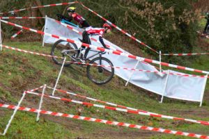 TSC U13 Sportler in steilem Gelände.