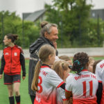 TSC-Trainer Jann steht zusammen mit seinem Team, den C-Mädchen
