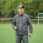 Toni, Spieler der Senioren und Mitorganisator des Tags, springt spontan als Schiedsrichter ein.