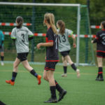 Spielerinnen des Berliner TSC und des FFC Berlin schauen dem Ball hinterher.