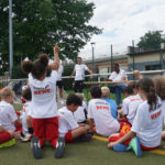 Kinder stellen Unions-Stürmer Ilyas Ansah Fragen.