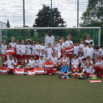 Gruppenfoto der Sommercamp-Teilnehmenden mit Union-Stürmer Ilyas Ansah.