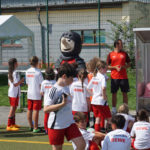 Ritter Keule von Union wird von Kindern des Sommercamps umzingelt.