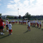 Die Kids des Sommercamps vom 1. FC Union verabschieden sich im großen Kreis.