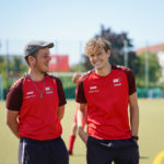 Sommercamp-Trainer stehen beieinander und haben Spaß.