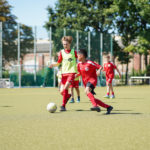 Zwei Jungs im Zweikampf um den Ball.