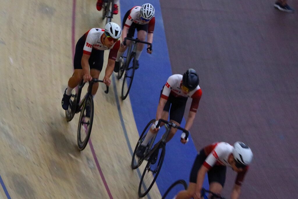 Radsportler beim Bahnpokal