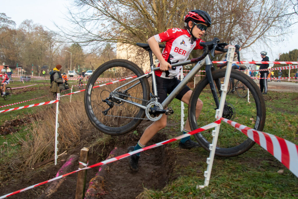 Cyclocrosser beim Treppenaufstieg